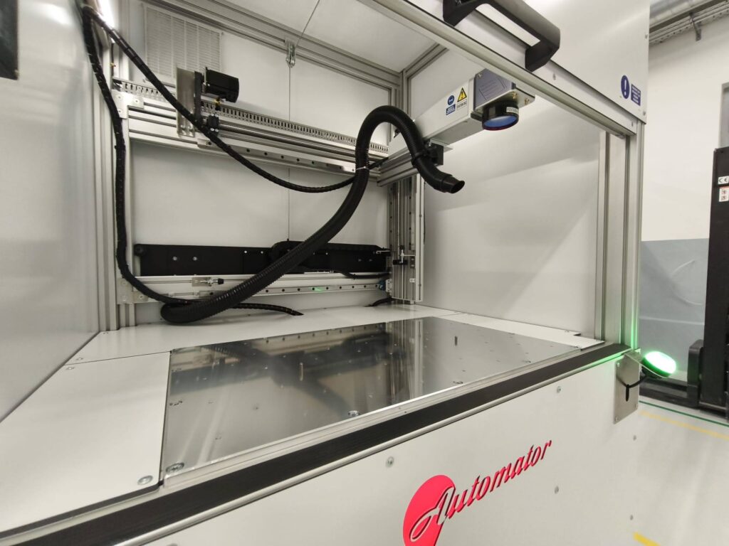 Špičkové laserové pracovisko s 100W MOPA laserom